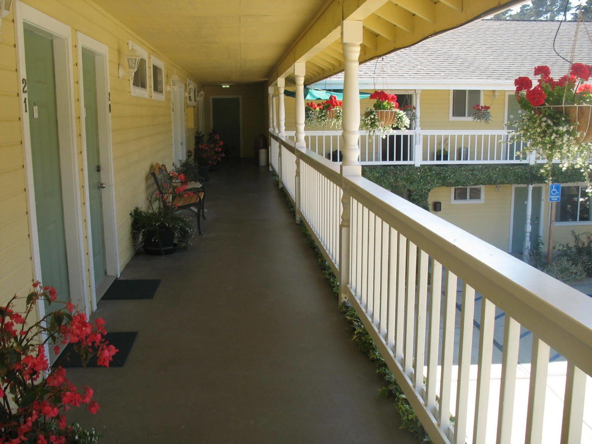 Creekside Inn Downtown Cambria Exterior photo